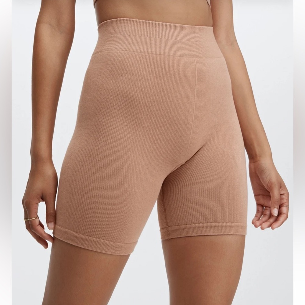 NWOT Fabletics Cloud Seamless High-waisted 7” Short in color Driftscape